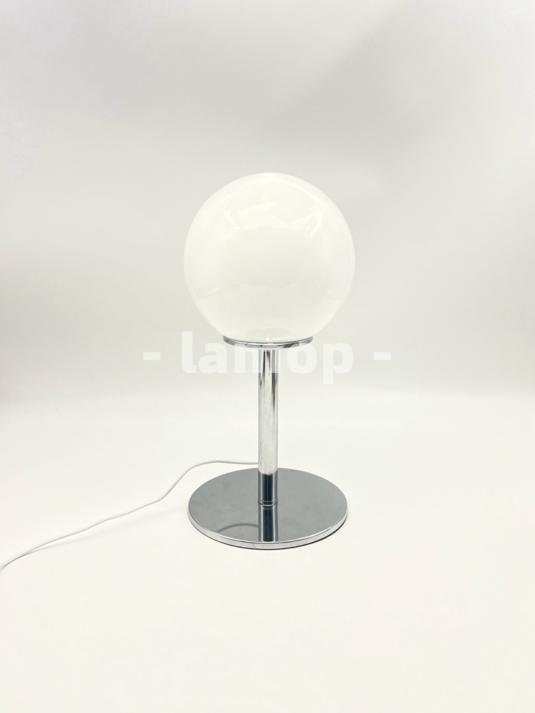 乳白色のソリッドグローブクローム薄型ポールテーブルランプ、ク - Lighting Table Decor のレビューと価格